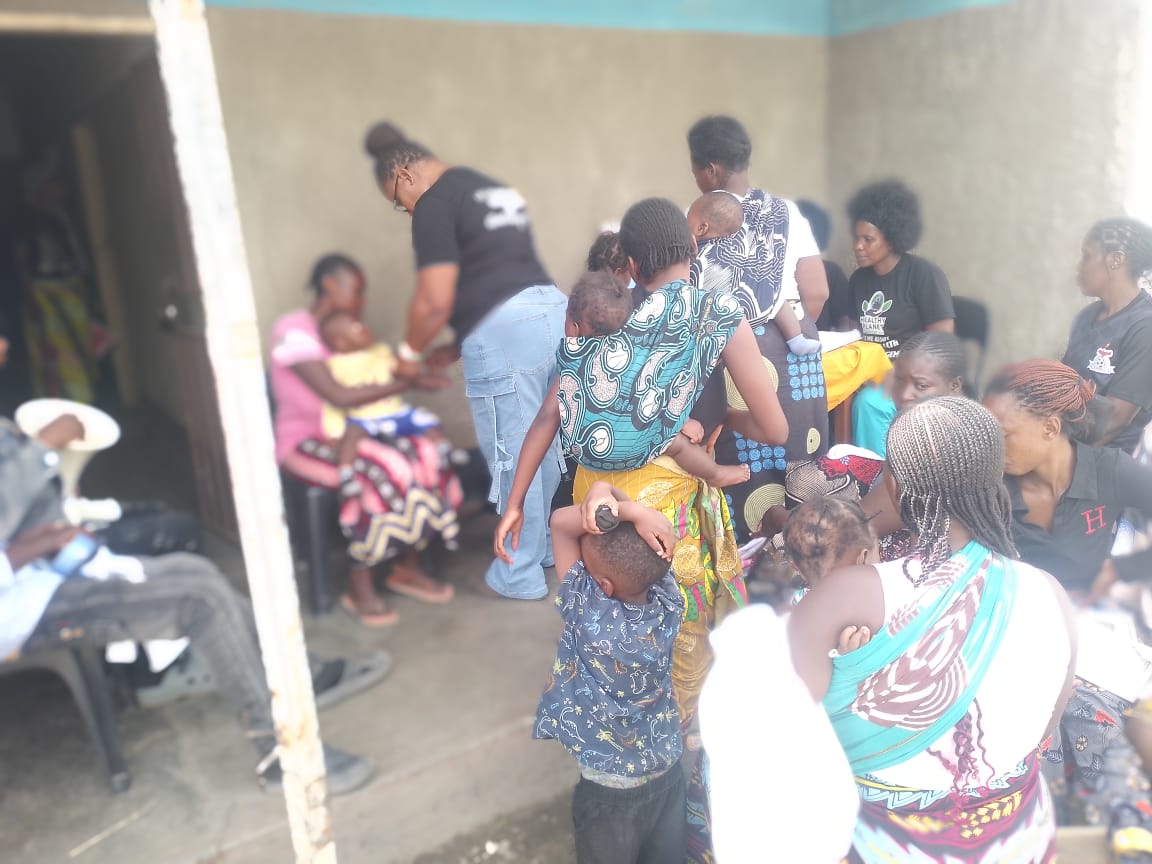 Community session with mothers and health volunteers